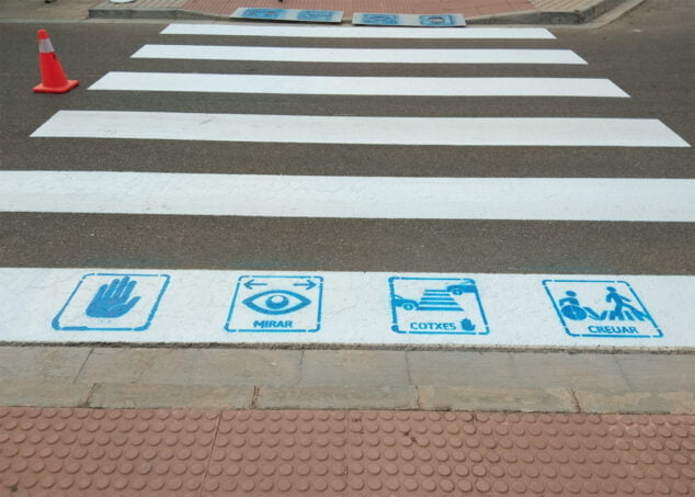 Imagen: Pasa de peatones con señalización de indicaciones adaptadas
