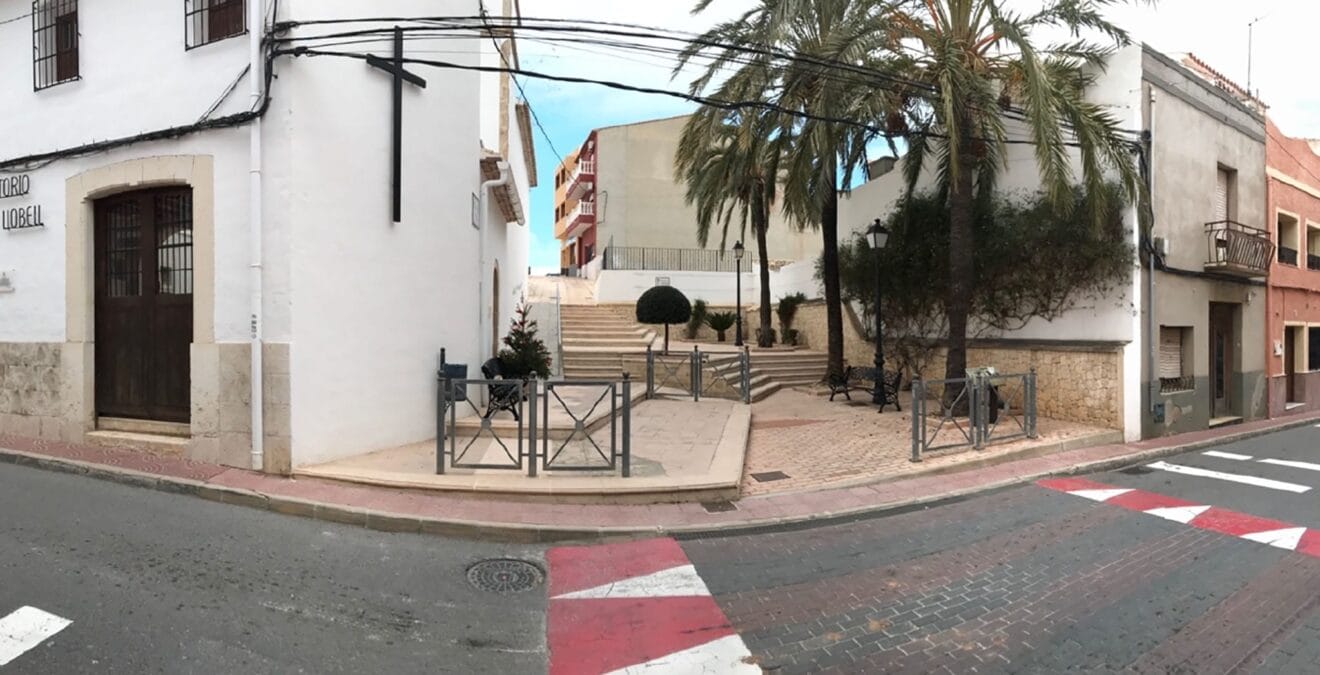 Zona ajardinada en la avenida