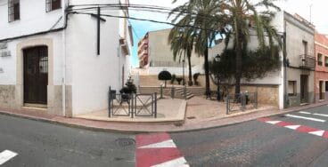 Zona ajardinada en la avenida