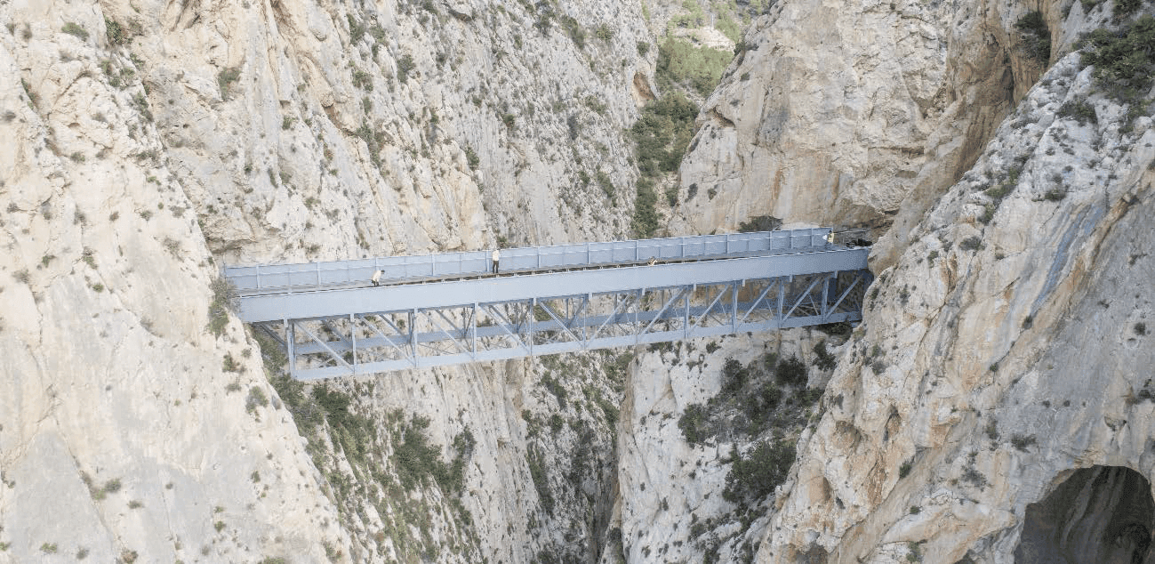 red ferroviaria en el puente del mascarat