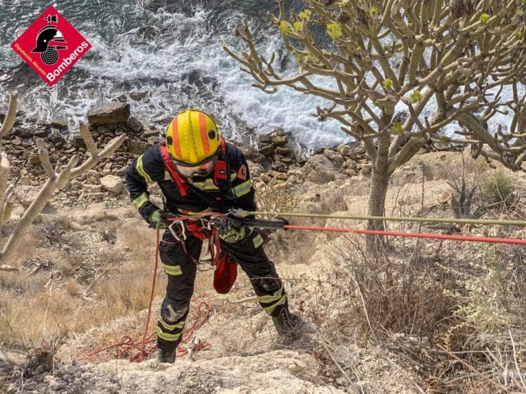 Rescatan un hombre en el espigon playa arenal bol Calp