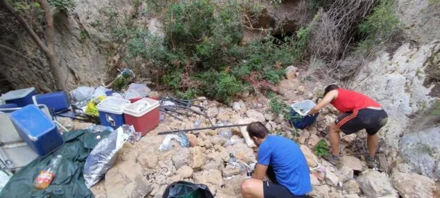 La cala dels Testos vuelve a convertirse en un vertedero ante la indignación del Ayuntamiento de Benitatxell 2 voluntarios recogiendo desperdicios