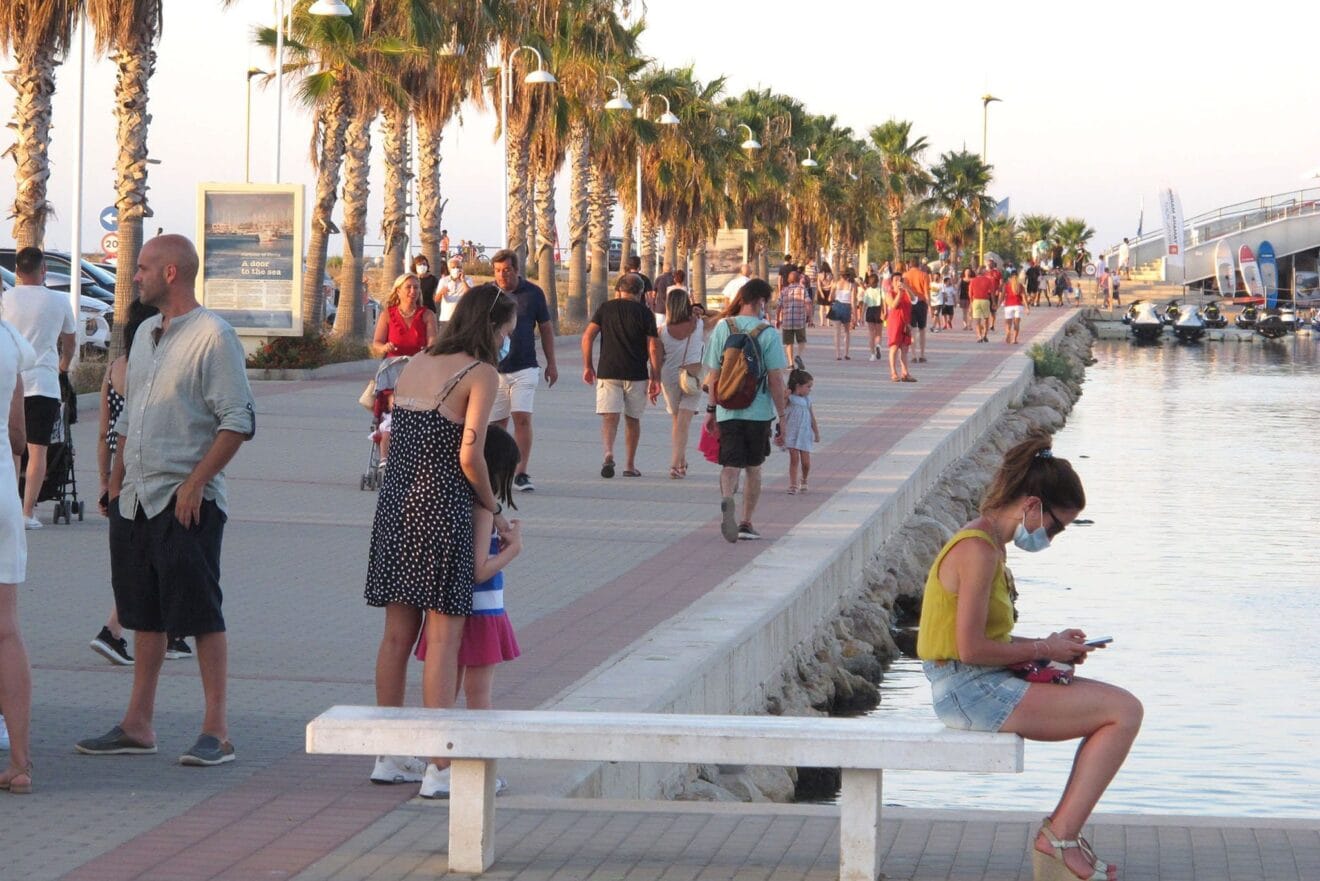 Ambiente estival durante la pandemia en el puerto de Dénia