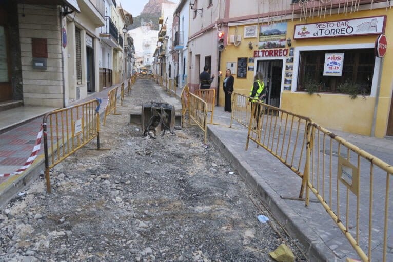 Ana Sala, alcaldesa de Calp, visita las obras en las calles