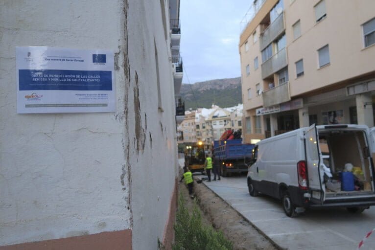 Cartel informativo sobre las obras en Calp