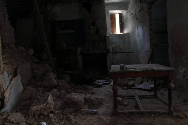 Imagen: Casa abandonada con el interior medio derruido en Llombai