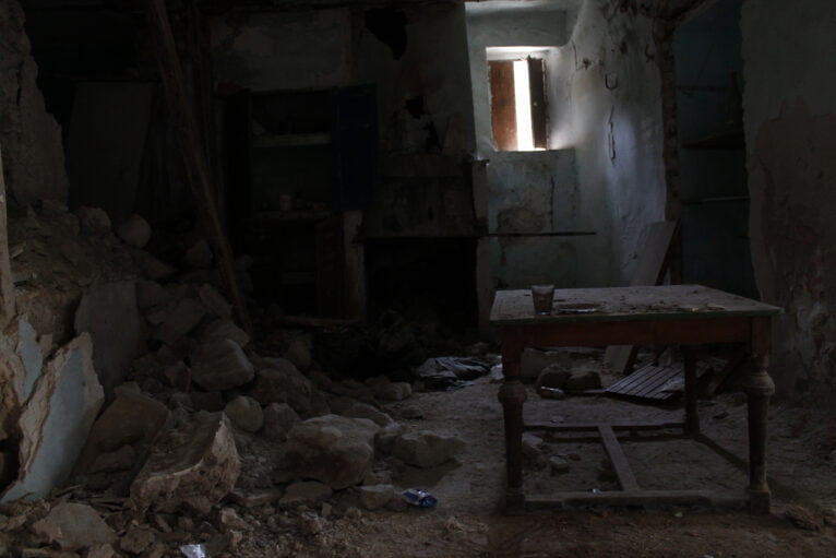 Casa abandonada con el interior medio derruido en Llombai