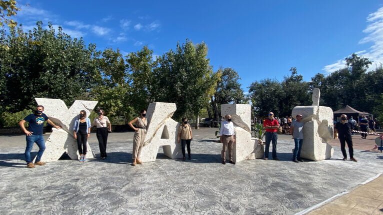 Stadträte von Xaló neben den neuen Riesenbuchstaben