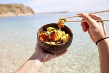Disfruta tu poke bowl en la playa