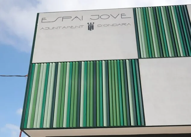 Imagen: Fachada del edificio Espai Jove de Ondara