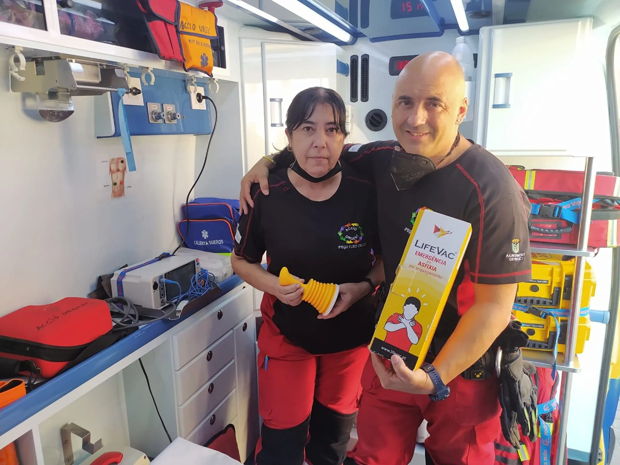 los responsables del servicio de emergencias de pego en la ambulancia