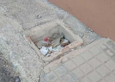 Mal estado y agujero en la acera de la calle Assagador de Pedreguer de Ondara.