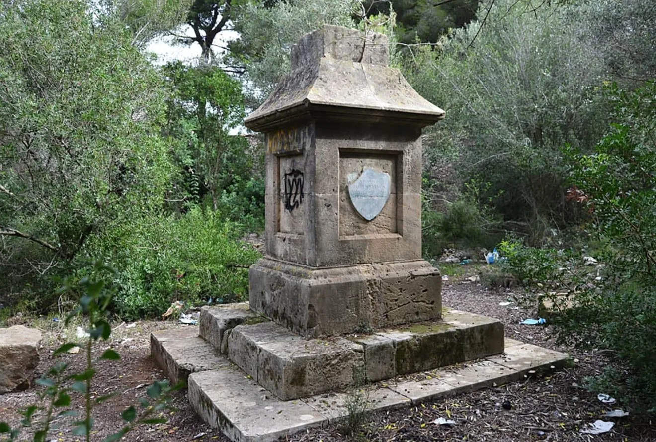 Monolito central del cementerio, ubicado a pocos metros de la Marineta Cassiana