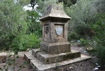 Monolito central del cementerio, ubicado a pocos metros de la Marineta Cassiana