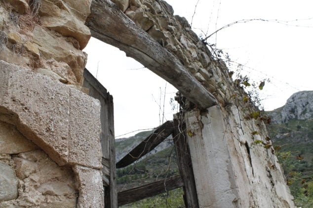 Imagen: Puerta antigua en una casa derruida de Llombai
