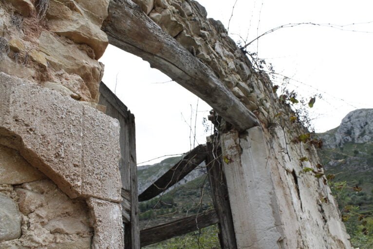 Puerta antigua en una casa derruida de Llombai