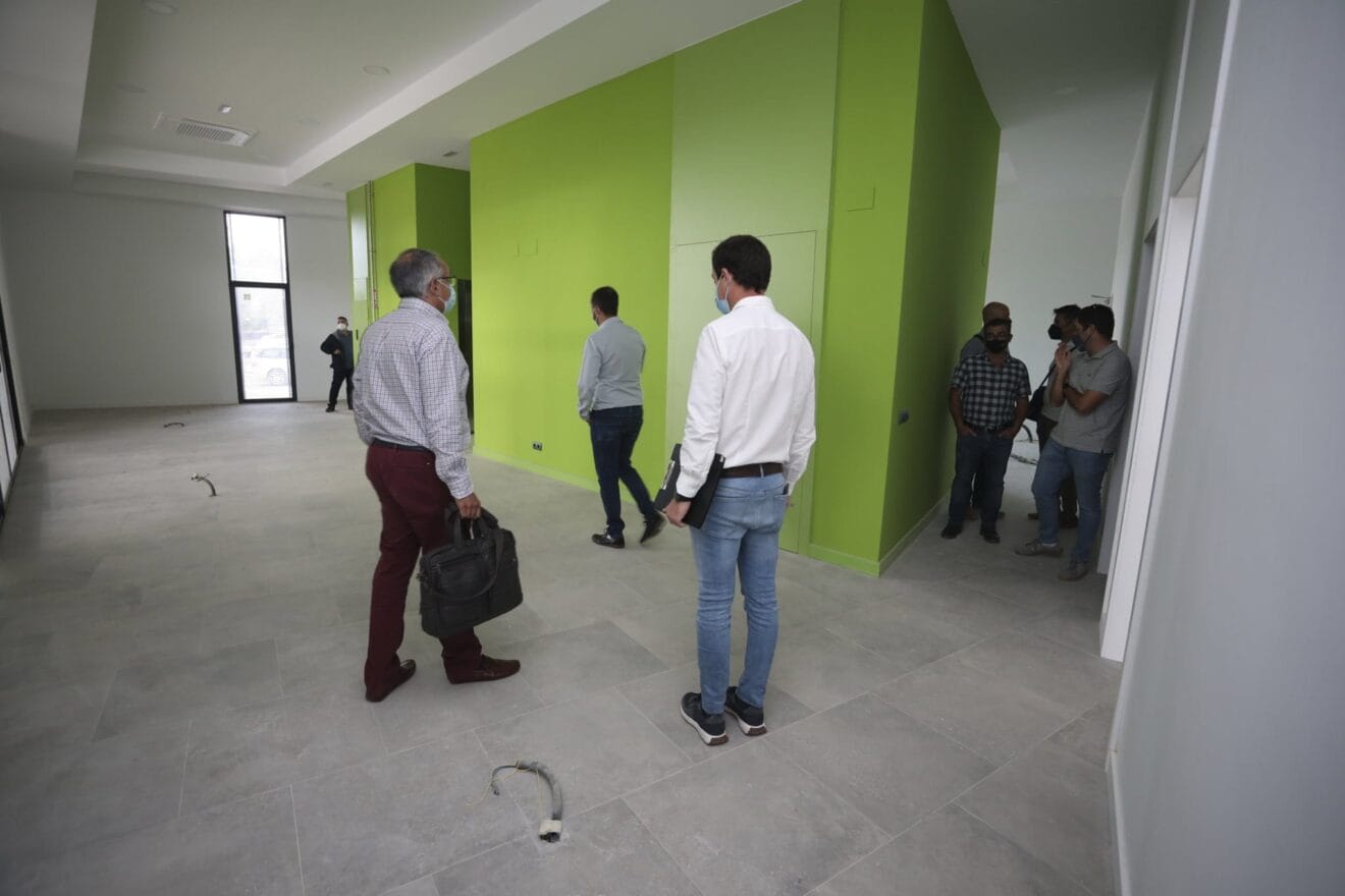 Revisión de las instalaciones en el Espai Jove de Ondara