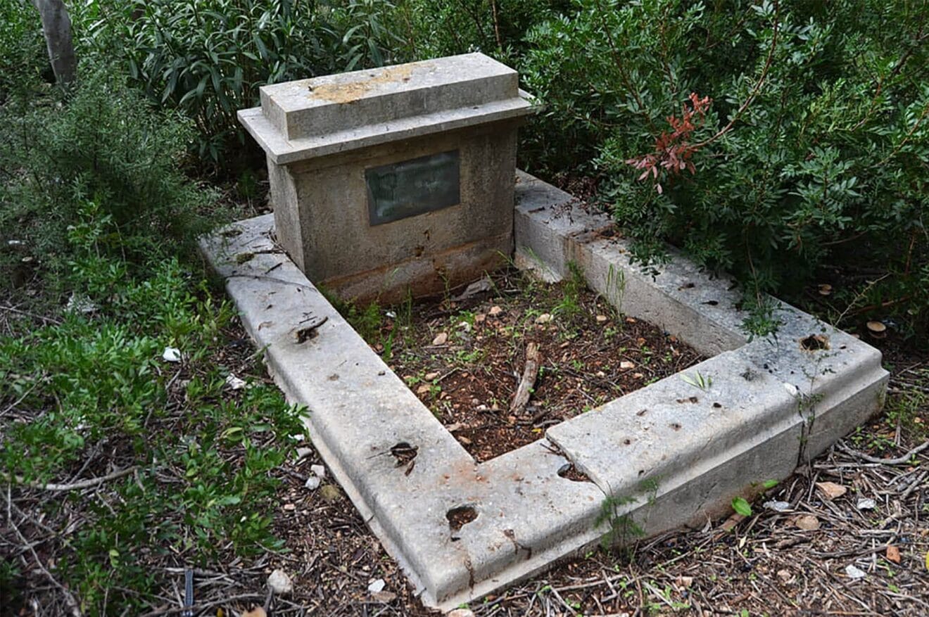 Tumba abierta en el Cementerio de los Ingleses de Dénia