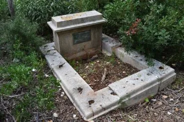 Tumba abierta en el Cementerio de los Ingleses de Dénia