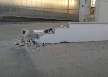uno de los muros en el exterior del pabellon municipal de ondara