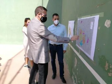 visita del director general dinfraestructures educatives de la conselleria d educacio cultura i esport victor garcia i tomas al ceip sanchis guarner