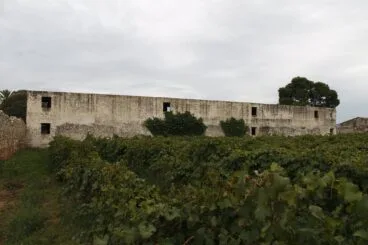 Vista trasera del viejo edificio en El Verger