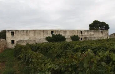 Vista trasera del viejo edificio en El Verger