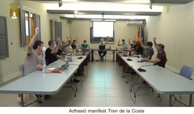 Imagen: Votación en la sesión plenaria de Pedreguer