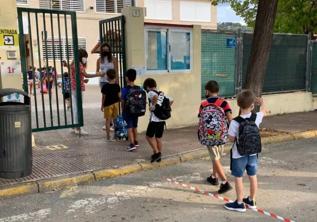 Imagen: Alumnado entrando en el CEIP Trenc d'Alba de Xàbia