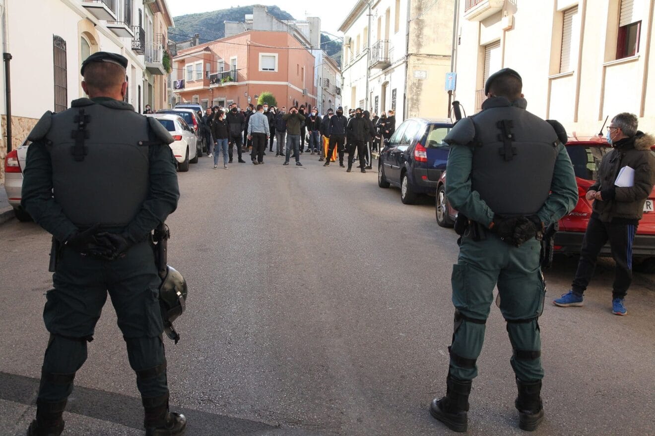Antidisturbios frente a miembros de Arran Pedreguer