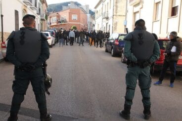 Antidisturbios frente a miembros de Arran Pedreguer