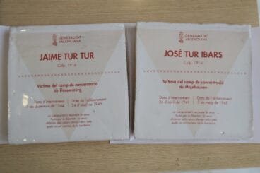 azulejos para homenajear a los calpinos victimas de los campos de concentracion nazi