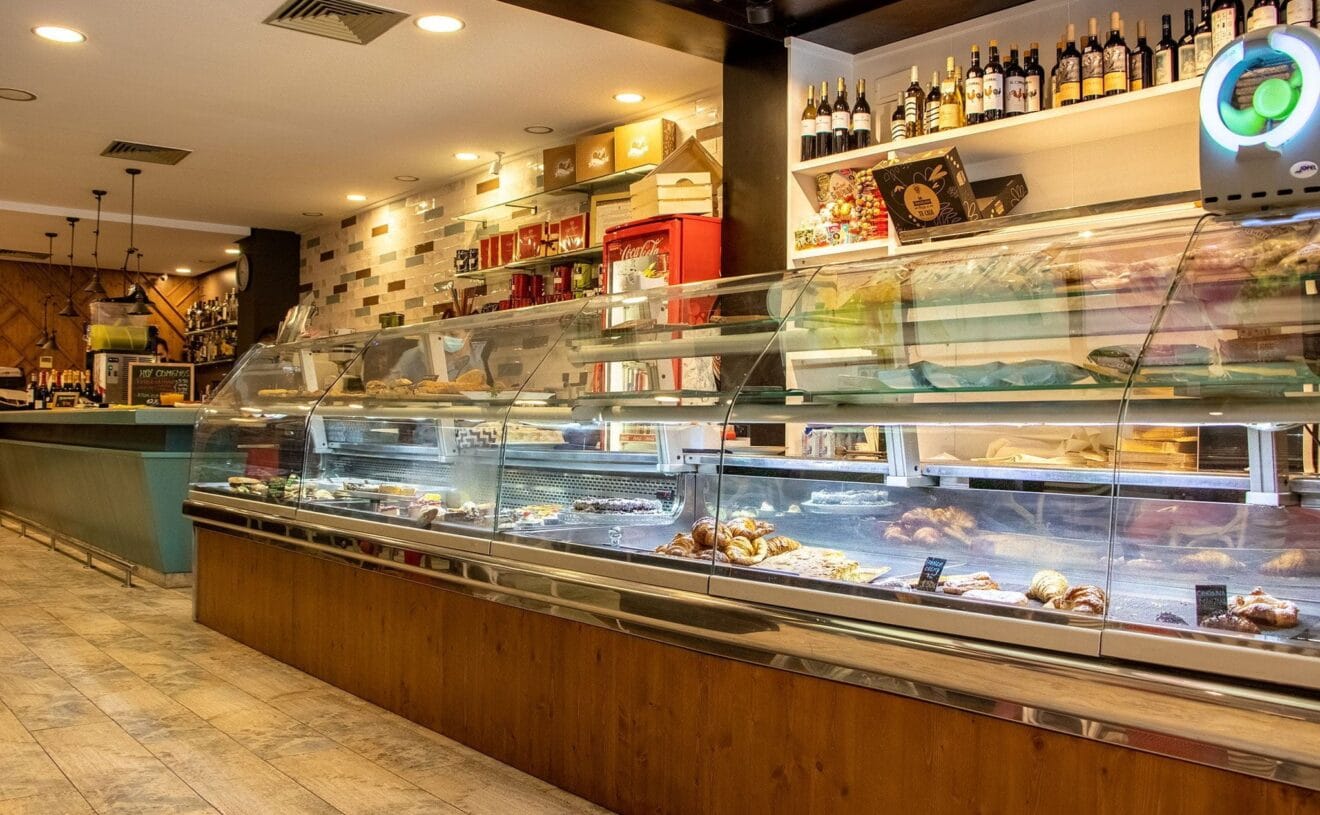 Barra y vitrina de canela