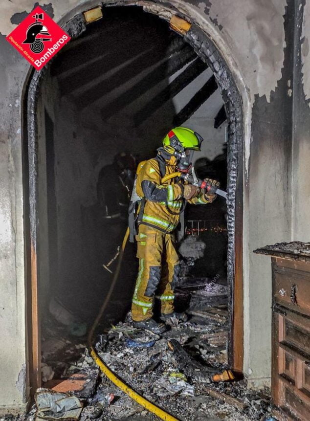 bomberos en el incendio de calp