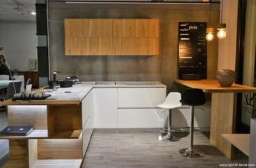 Moderna cocina blanca con madera en Muebles Martínez