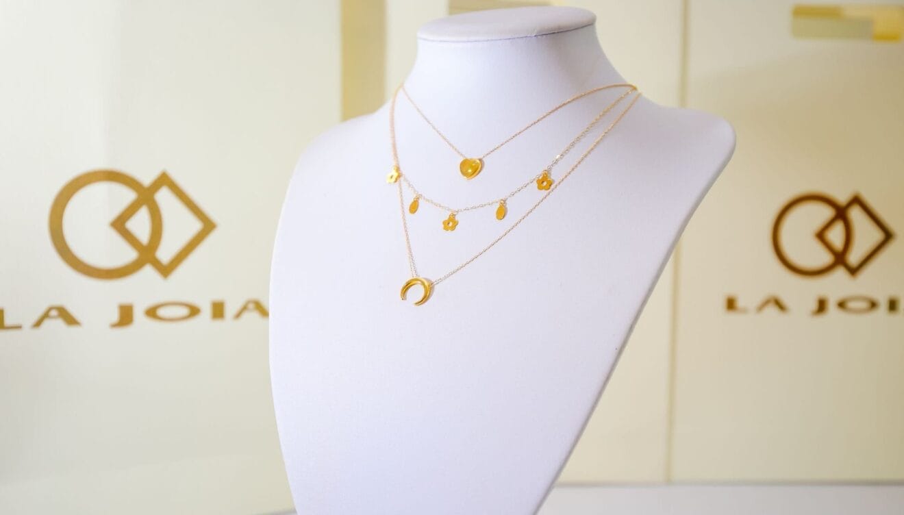 Colgantes bañados en oro en La Joia
