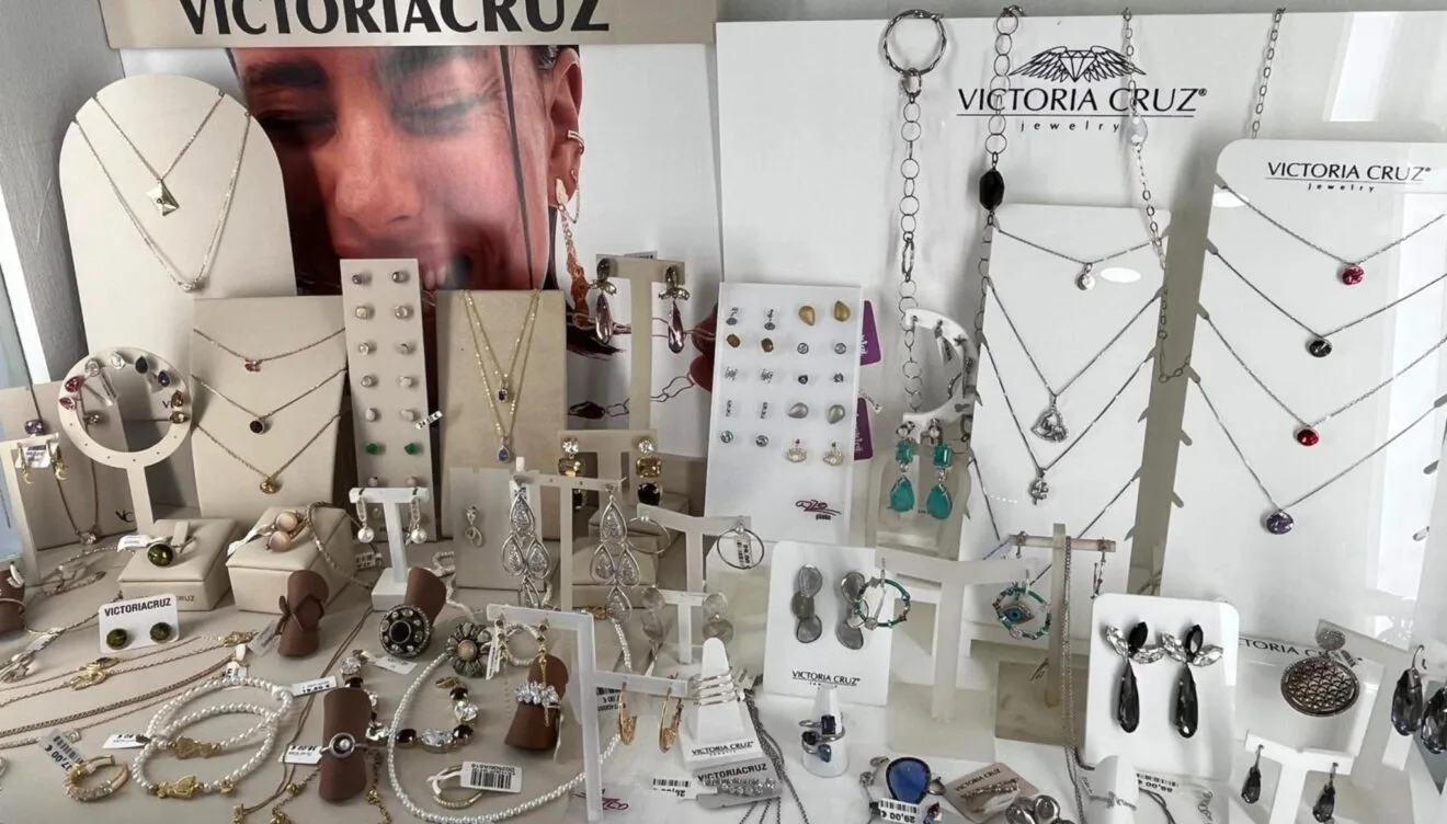 Diseño de joyas personalizadas en su taller artesanal