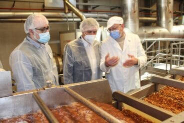el conseller en la fabrica de almendras artigues de pedreguer