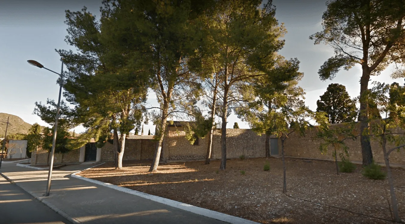 exterior cementerio de pego