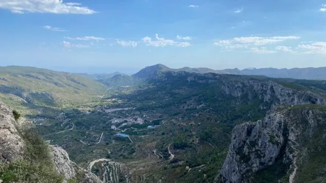 Imagen: La Marina Alta desde la Peña Foradà en la Vall de Gallinera