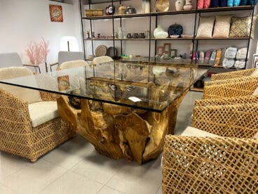 Mesas de diseño adaptadas a exteriores en In&Out – Muebles Martínez