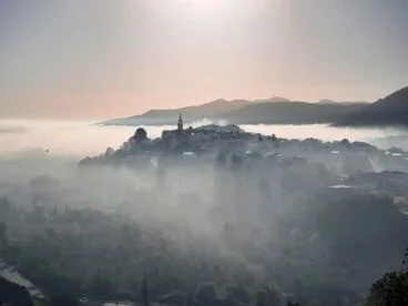 Parcent, un día de niebla