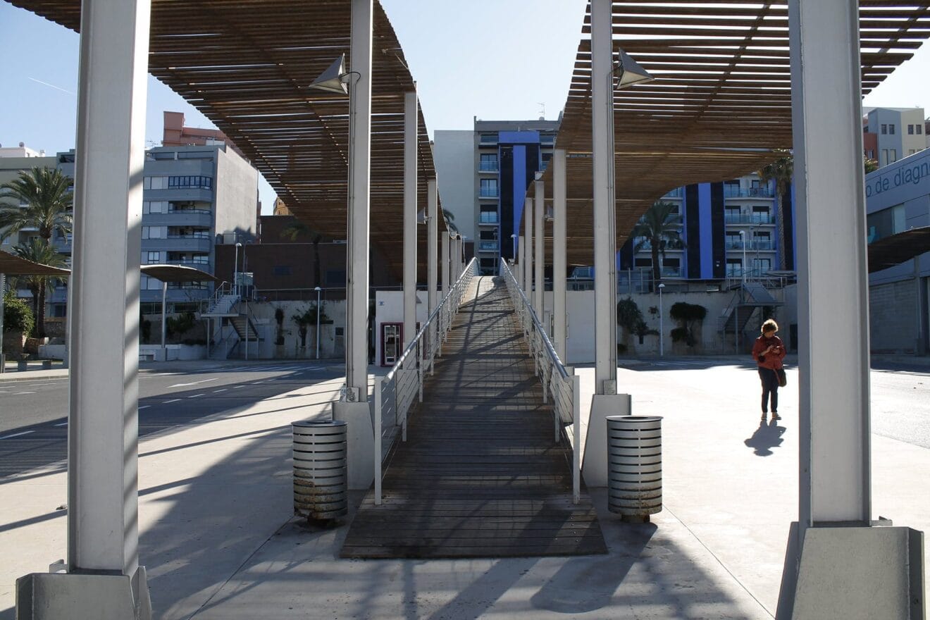 Pasarela en la estación de autobuses de Calp