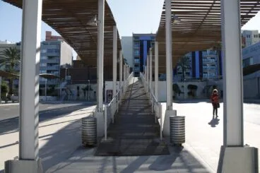 Pasarela en la estación de autobuses de Calp