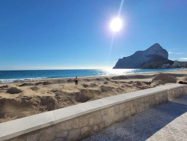 La playa de la Fossa de Calp gana 300 m2 de arena con la remodelación del mirador del Hipocampos 1 Imagen: Playa-de-La-Fossa-con-mas-metros-de-playa