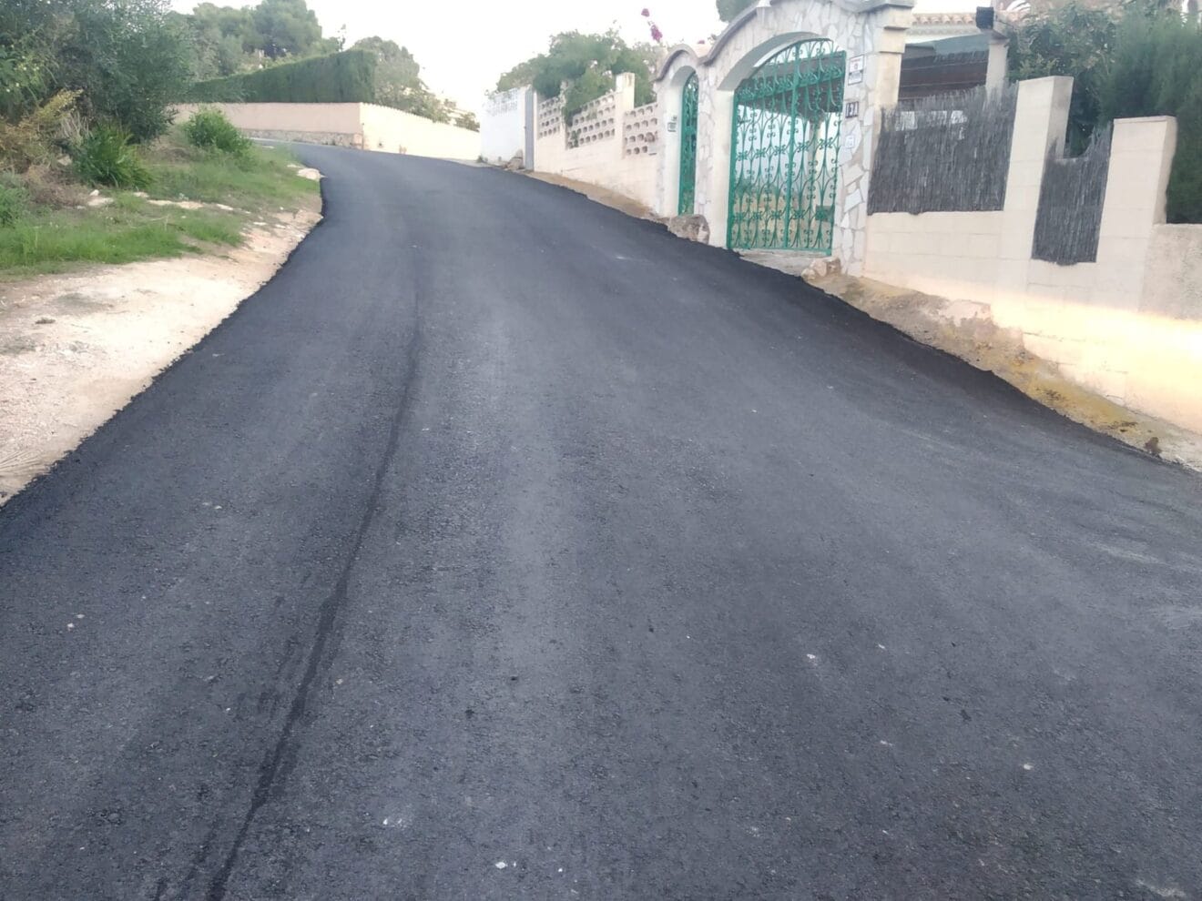 Primeros viales asfaltados en las urbanizaciones más antiguas de Calp