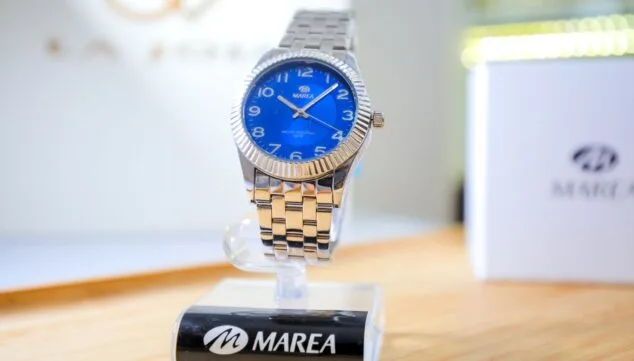 reloj de la marca marea en la joia