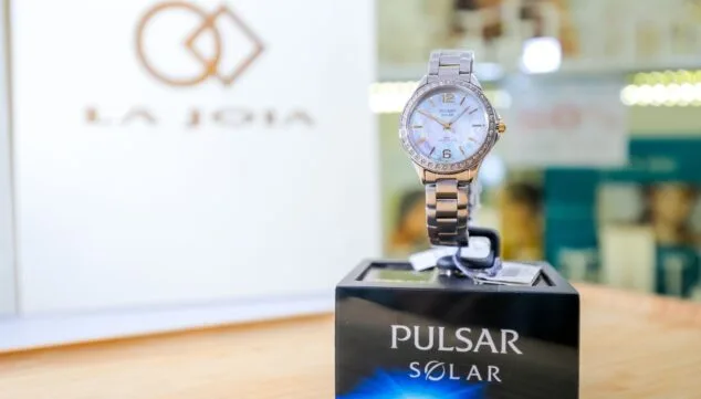 reloj pulsar solar en la joia