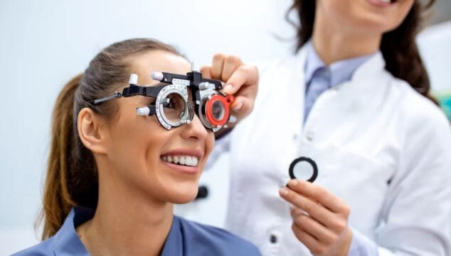 Romany Optiker (Dénia) 17 umfassende Augenuntersuchung mit modernster Technologie