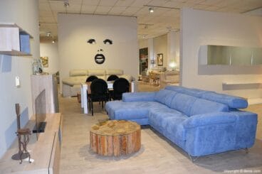 Salón con sofá azul en Muebles Martínez